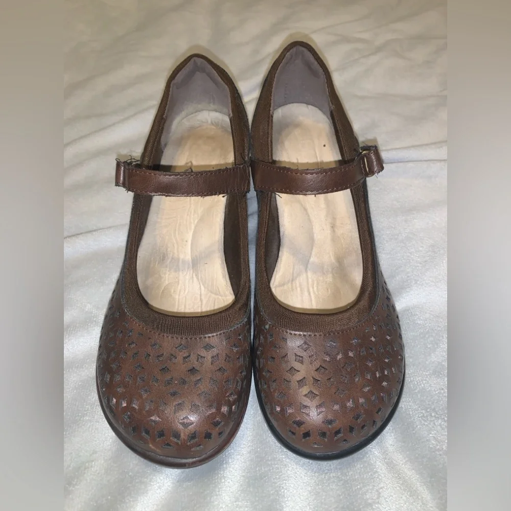 JBU Jambi Brown alicante Mary Jane laser cut Heels size 8.5 double layer vegan - Picture 1 of 8